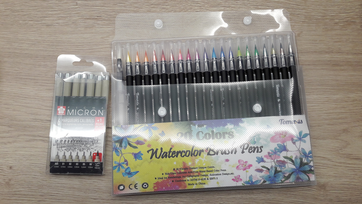 Les feutres colorés sont de la marque Tomaxis, et les stylos et feutres noirs sont de la marque Pigma Micron